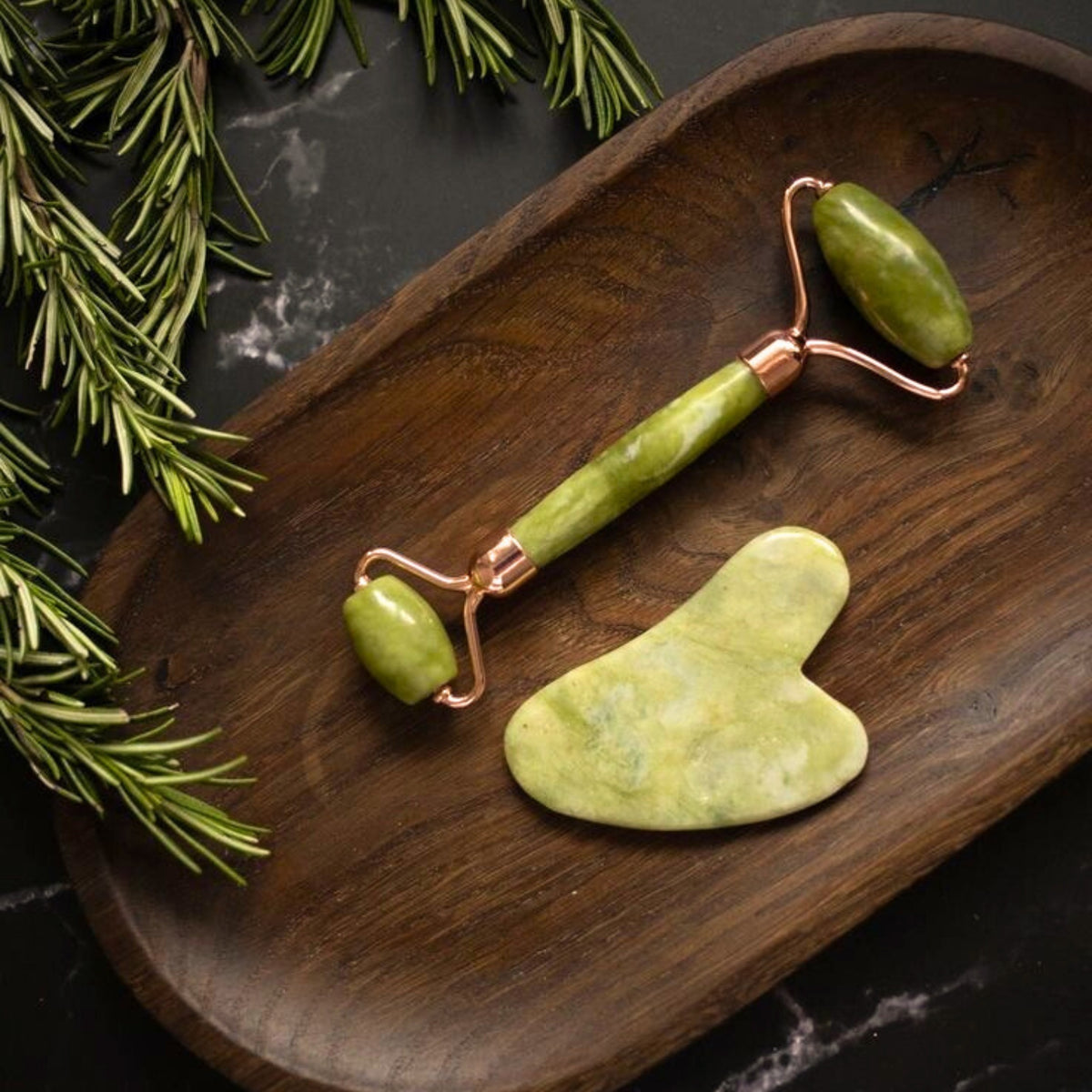 Gua Sha & Rullo Di Giada: Modella, Solleva & Illumina